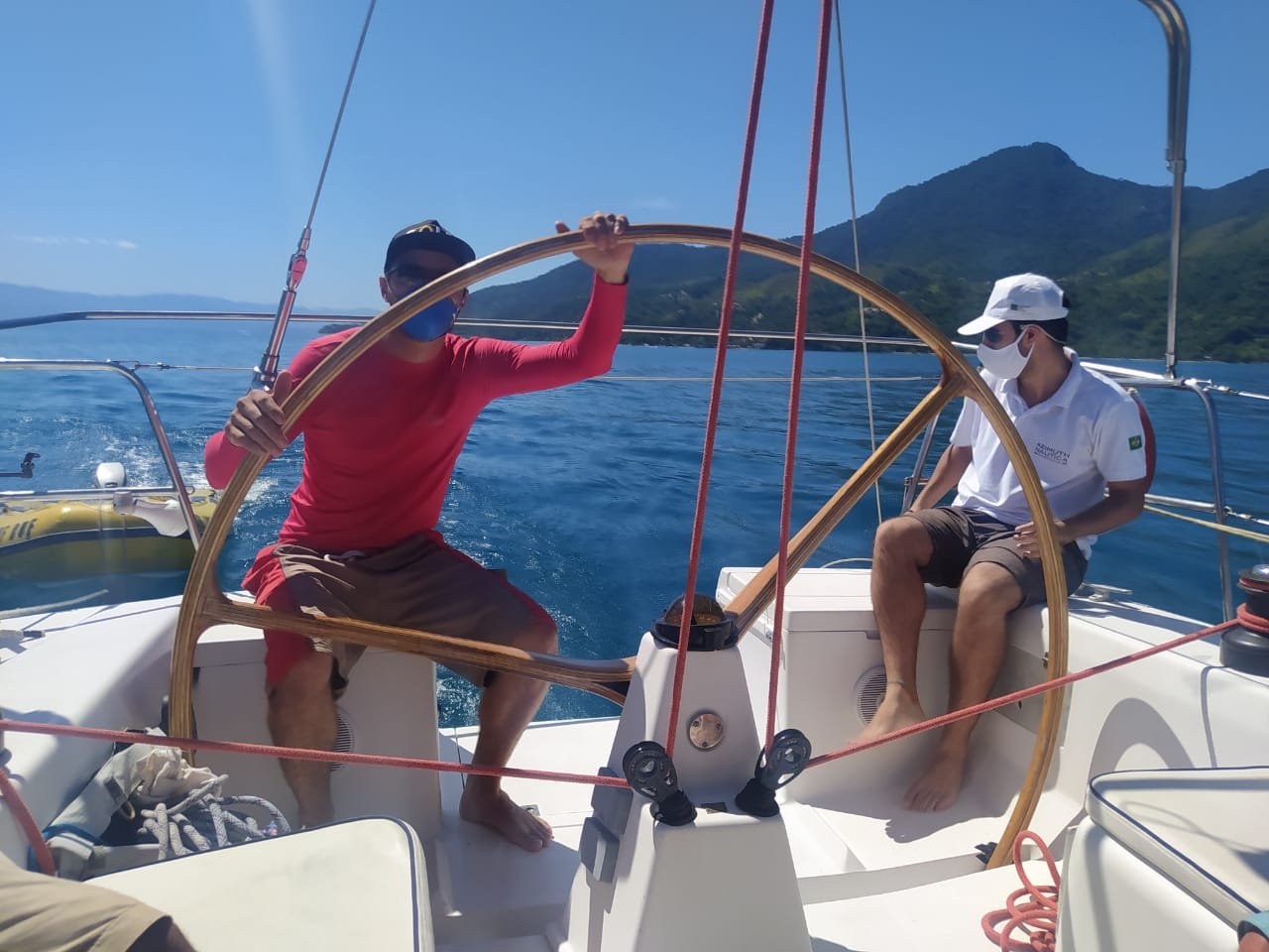 Alunos no barco durante o curso de arrais amador na azimuth escola náutica - azimuthnautica.com.br